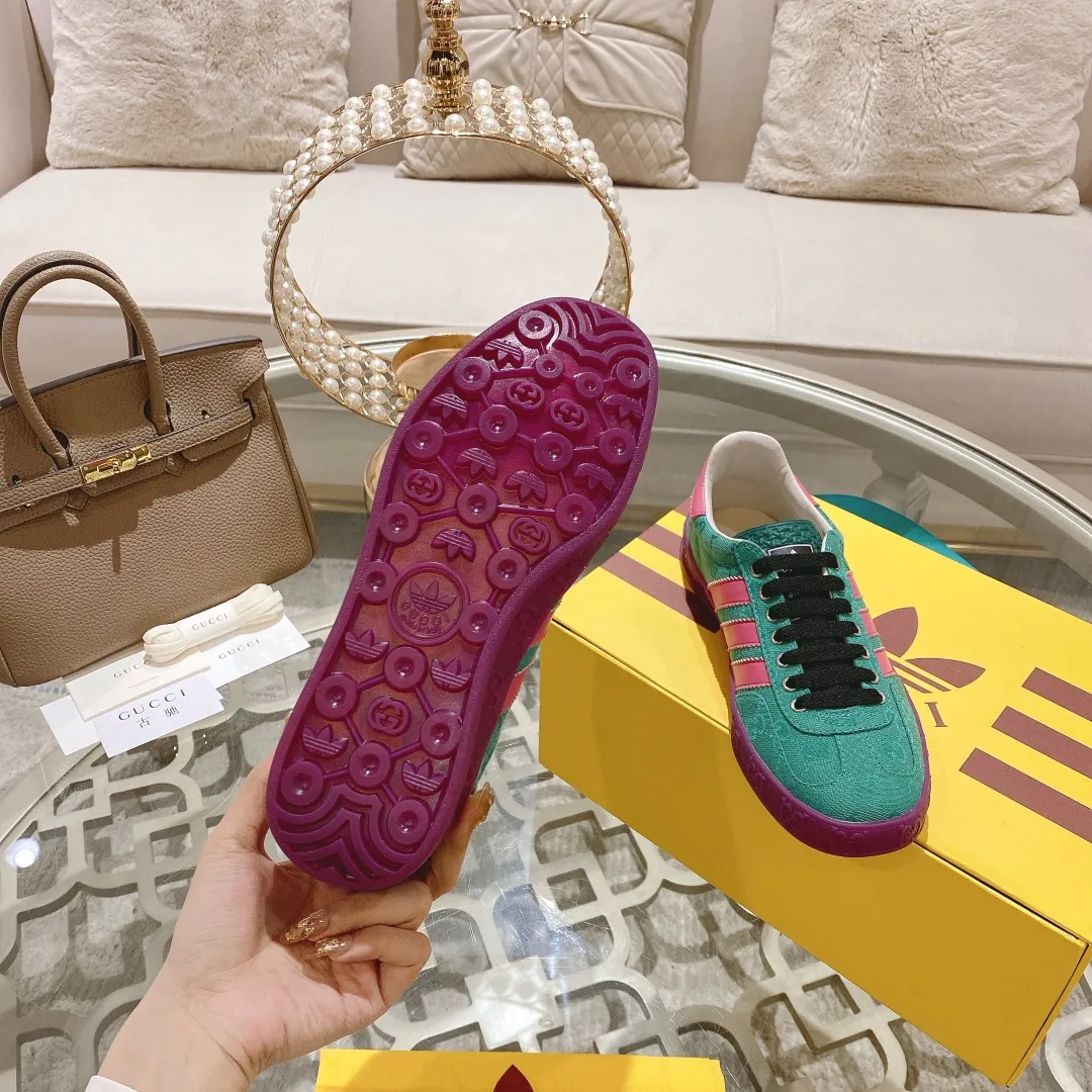 👟👟Ex-factory price 520👟👟Gucci&adidas joint limited edition couple's sneakers. A super nice joint casual sneaker with rich and bold colors! It showed everyone a completely different charm from the past! Combining retro style and youthful sports style to create a new aesthetic! Vitality yet stylish at the same time! ! Upper - made of cowhide, cowhide, cloth. Lining - sheepskin lining for foot pads. Sole - original open-molded beef tendon non-slip and wear-resistant outsole. Size: 35-47 (couple style)
